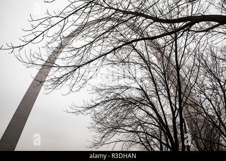 Der Gateway Arch, ein 630 Fuß (192 m) Denkmal in St. Louis, Missouri, USA, dem höchsten Bogen der Welt. Stockfoto