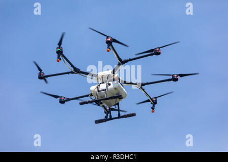 Thessaloniki, Griechenland - 21. Juni 2018: Professionelle Landwirtschaft Brummen auf dem grünen Feld während der Testflug Stockfoto