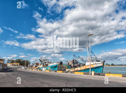 LAAIPLEK, SÜDAFRIKA, 21. AUGUST 2018: Der Hafen an der Mündung des Fluss Berg in Laaiplek in der Western Cape Provinz von Südafrika. Angeln b Stockfoto