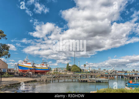 LAAIPLEK, SÜDAFRIKA, 21. AUGUST 2018: Der Hafen an der Mündung des Fluss Berg in Laaiplek in der Western Cape Provinz von Südafrika. Ein angeln Stockfoto