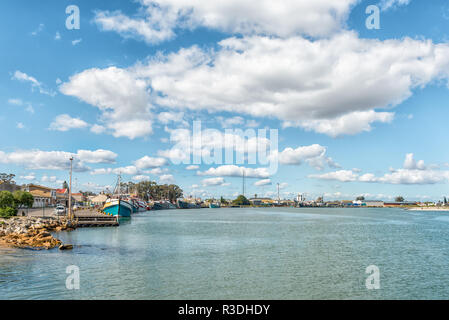 LAAIPLEK, SÜDAFRIKA, 21. AUGUST 2018: Der Hafen an der Mündung des Fluss Berg in Laaiplek in der Western Cape Provinz von Südafrika. Angeln b Stockfoto