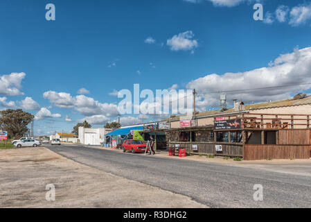 LAAIPLEK, SÜDAFRIKA, 21. AUGUST 2018: ein Restaurant und Pub in Laaiplek in der Western Cape Provinz. Fahrzeuge und eine Person sichtbar sind Stockfoto