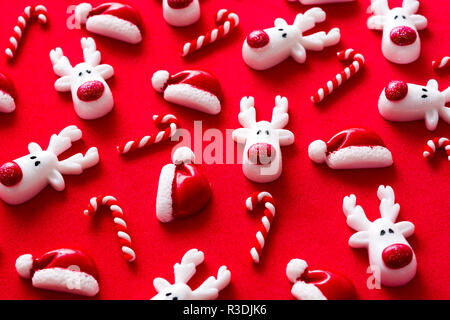 Christmas ornament Muster auf rotem Hintergrund Stockfoto
