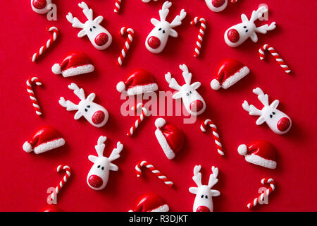 Christmas ornament Muster auf rotem Hintergrund Stockfoto
