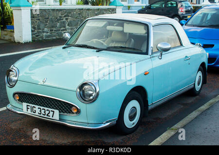 11. Oktober 2018 Eine klassiche Nissan Figaro automatische Cabrio mit Minze Chrom-zierleisten auf einer Meeresklippe Straße in Bangor County Down Northern Ire geparkt Stockfoto