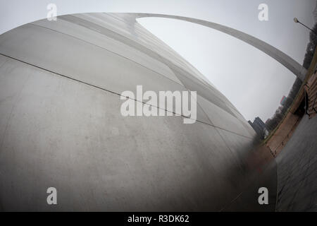 Der Gateway Arch, ein 630 Fuß (192 m) Denkmal in St. Louis, Missouri, USA, dem höchsten Bogen der Welt. Stockfoto