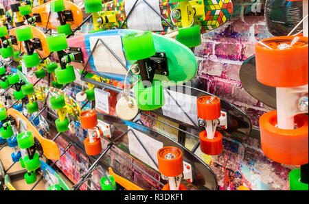 Anzeige von Skateboards in großen Lagern. Stockfoto