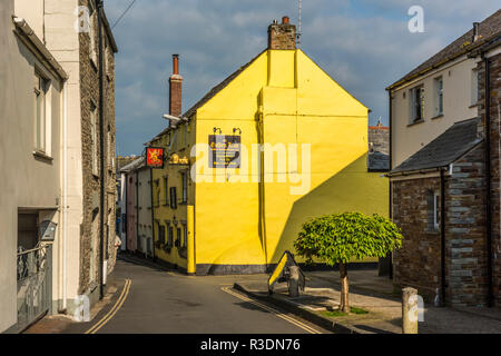 Die bunten Gelb Golden Lion Pub auf Lanadwell Straße in Padstow, Cornwall, England Stockfoto