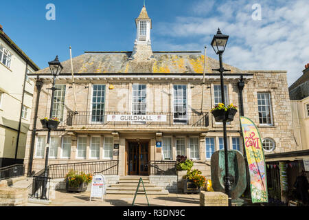 Die Guildhall, in St Ives, Cornwall, England. Die Guildhall dient jetzt als Tourist Information Centre und Ausstellungsraum mit Geschäften und einem Café. Stockfoto