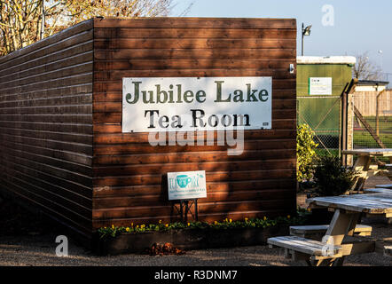 SWINDON, Großbritannien - November 18, 2018: Jubiläum See Teestube Royal Wootton Bassett in Wiltshire Stockfoto