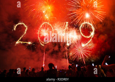 2019 Frohes neues Jahr mit Glanz Feuerwerk auf schwarzem Hintergrund geschrieben, Stockfoto