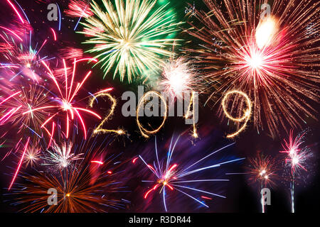 2019 Frohes neues Jahr mit Glanz Feuerwerk auf schwarzem Hintergrund geschrieben, Stockfoto