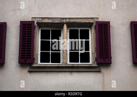 Schönen violetten Fensterläden auf einer weißen Wand Stockfoto