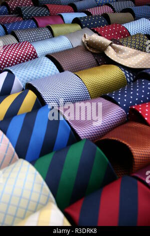 Sammlung von Bindungen auf Kleiderbügeln bei Männern ein Bekleidungsgeschäft. Stockfoto
