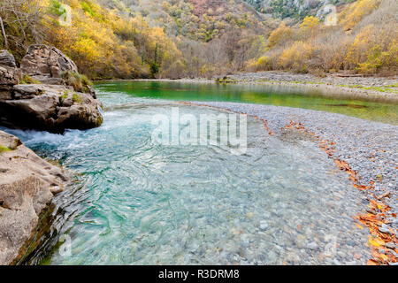 Platz durch den Namen von Olla de San Vicente auf dem Fluss Dobra in Spanien bekannt. Stockfoto