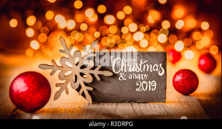 Platte mit Englisch Kalligraphie frohe Weihnachten und einen guten Rutsch ins Jahr 2019. Funkelnden und glitzernden Lichter Hintergrund. Weihnachtsdekoration wie rote Kugeln und S Stockfoto