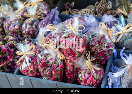 Duftende Potpourri getrocknete Blumenprodukte zum Verkauf bei Bath Christmas Market, Bath, UK Stockfoto