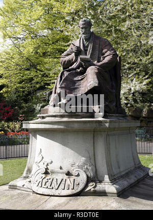 Diese Statue von Lord Kelvin (William Thomson), der eine mathematische Physiker und Ingenieur und ist am besten für die Entwicklung der absoluten Temperatur Skala bekannt. Die Statue befindet sich in der Kelvingrove Park am Ufer des Flusses Kelvin in Glasgow. Stockfoto