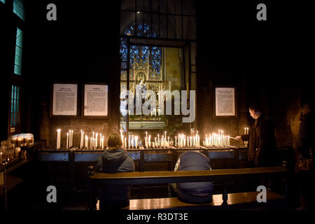 Menschen Beleuchtung offertorium Kerzen in der Basilika Unserer Lieben Frau, Stern des Meeres, das Gebet in Maastricht, Niederlande, Holland, Europa Stockfoto