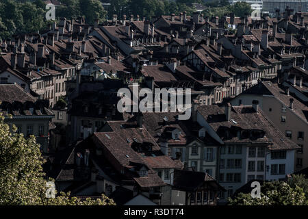 Schöne Dächer und Kamine in der Hauptstadt Bern, Schweiz Stockfoto