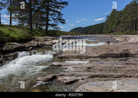 Der Fluss Dee über die Linn O-Dee, Aberdeenshire, Schottland, UK fließt. Stockfoto