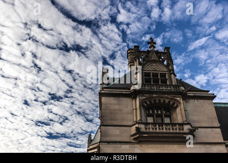 Dramatische Wolken bieten die Kulisse für einen Blick auf den Südflügel des Biltmore House in Asheville, NC, USA Stockfoto