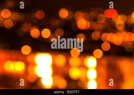 Schönes Orange und feuriges Bokeh sprudelt von den Straßenlaternen von Zürich, Schweiz Stockfoto