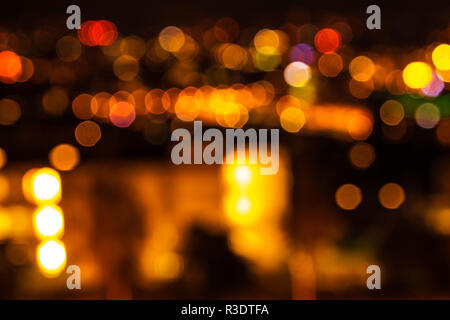 Schönes Orange und feuriges Bokeh sprudelt von den Straßenlaternen von Zürich, Schweiz Stockfoto