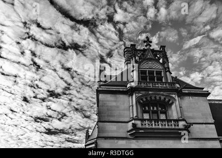 Dramatische Wolken bieten die Kulisse für einen Blick auf den Südflügel des Biltmore House in Asheville, NC, USA Stockfoto