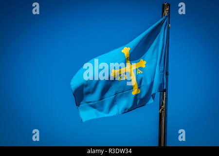 Flagge der spanischen Autonomen Gemeinschaft Asturien winken im Wind detail Stockfoto