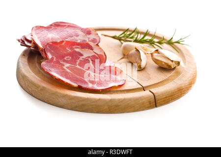 Getrocknetes Schweinefleisch Schnitte auf weißem Hintergrund. Stockfoto