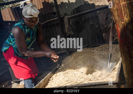 Eine Frau gesehen die Röstung sorghum Mischung, um den Alkohol in Kibera zu brauen. Für eine lange Zeit, die meisten Frauen aus Kibera Slums haben unter dem Einfluss von Alkohol. Nicht angesichts der Nebenwirkungen, Frauen hier ist aus verschiedenen Gründen einschließlich der Übernahme von Stress und über ihre Probleme in der Familie zu Hause zu vergessen. Dies ist wegen des Mangels an genügend Beschäftigungsmöglichkeiten und Unterstützung von ihren Ehemännern der hohe Alkoholkonsum hat zu einer höheren Rate von Todesfällen, Blindheit geführt, und das Risiko für viele gefährliche Krankheiten wie Krebs, Bluthochdruck, Schlaganfall und traumatischen Verletzungen w Stockfoto