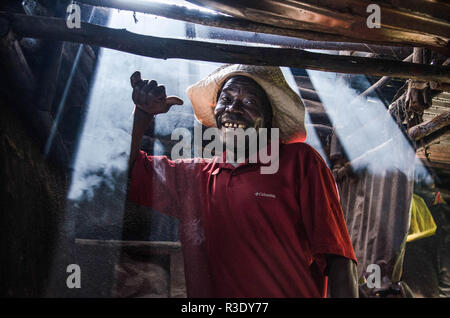 Ein Mann wird gesehen, aufgeregt nach Betrunken an einer lokalen Bar in Kibera. Für eine lange Zeit, die meisten Frauen aus Kibera Slums haben unter dem Einfluss von Alkohol. Nicht angesichts der Nebenwirkungen, Frauen hier ist aus verschiedenen Gründen einschließlich der Übernahme von Stress und über ihre Probleme in der Familie zu Hause zu vergessen. Dies ist wegen des Mangels an genügend Beschäftigungsmöglichkeiten und Unterstützung von ihren Ehemännern der hohe Alkoholkonsum hat zu einer höheren Rate von Todesfällen, Blindheit geführt, und das Risiko für viele gefährliche Krankheiten wie Krebs, Bluthochdruck, Schlaganfall und traumatischen Verletzungen mit Jungen kid Stockfoto