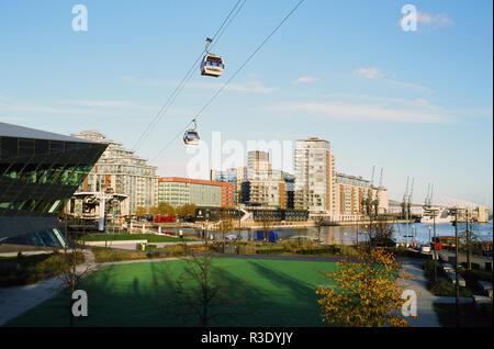 Royal Victoria Docks und die Emirate Seilbahn Kreuzung in London Docklands, mit der Crystal Gebäude im Vordergrund. Stockfoto