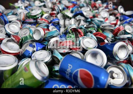 Aluminiumdose Recycling, großer Stapel zerdrückter, zerdrückter, entsorgter leerer alkoholfreier Getränke oder Getränkedosen aus Limonadenaluminium Stockfoto