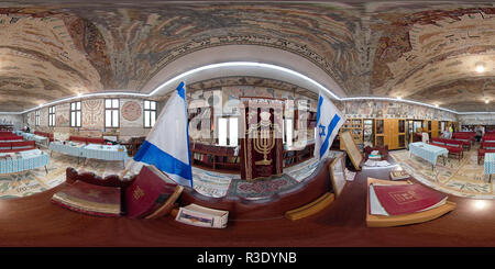 360 Grad Panorama Ansicht von Die oder Tora oder Synagoge von Djerba, eine tunesische Synagoge in Akko, Israel, mit Millionen von Mosaiken, 140 überdachte Glasfenster, eine Kuppel.