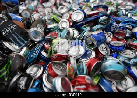 Recycling von Aluminiumdosen, großer Stapel zerstoßener, zerstoßener, leerer, Bier- und Soda-Getränkedosen für das Recycling von Altmetall Stockfoto