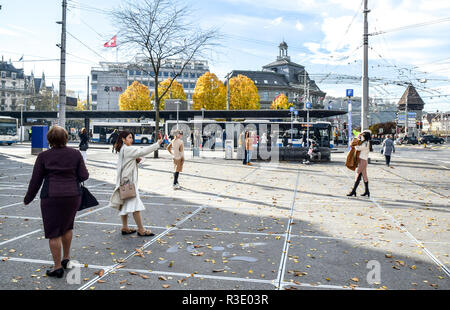 Drei junge asiatische Frauen schlagen eine Pose, die sie auch in elfies" in der Bahnhofstrasse in Luzern, Schweiz. Stockfoto