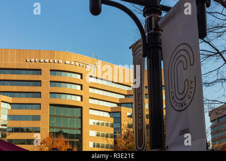 ARLINGTON, V.A. - 17. NOVEMBER 2018: Bürogebäude entlang Crystal Drive in Crystal City Home zu Luft-, Raumfahrt- und Verteidigungsunternehmen Lockheed Martin top Stockfoto