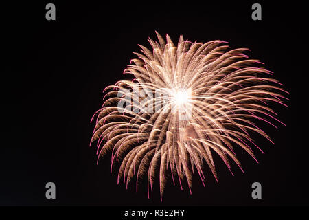 Gold, vilot und weiße Farbe Fire Works während Fest während des Festes von xewkija. st Jhon des Täufers. auf einem schwarzen Hintergrund Himmel bei Nacht isoliert. Mals Stockfoto