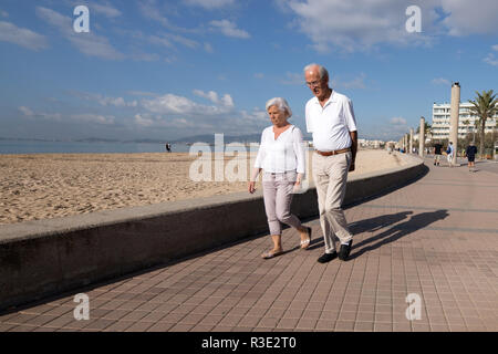 Paar ältere Menschen Wandern auf der Promenade, Strand, Mallorca Beach, Playa de Palma, im Winter Stockfoto