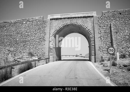 Schwarz-weiß Bild von einem Stein Überführung, Mallorca, Balearen, Spanien. Stockfoto