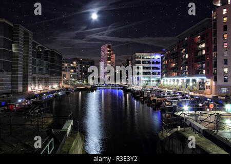 Clarence Dock in Leeds, West Yorkshire in der Nacht. Stockfoto