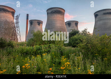 Kühltürme des alten Ferrybridge Power Station, West Yorkshire Stockfoto