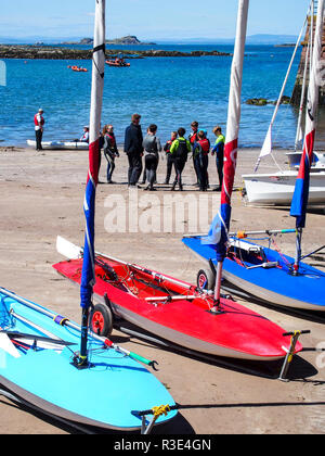 Topper Jollen und Junior Unterricht Klasse am Strand neben dem Hafen an der North Berwick Stockfoto