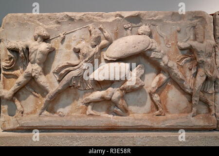 Platten aus dem Amazonas-Fries, Relief aus dem Mausoleum bei Halikarnassos (Halikarnassus oder Mausolusgrab) im British Museum, London, Großbritannien Stockfoto