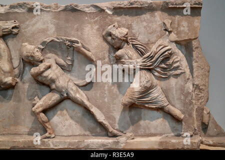 Platten aus dem Amazonas-Fries, Relief aus dem Mausoleum bei Halikarnassos (Halikarnassus oder Mausolusgrab) im British Museum, London, Großbritannien Stockfoto