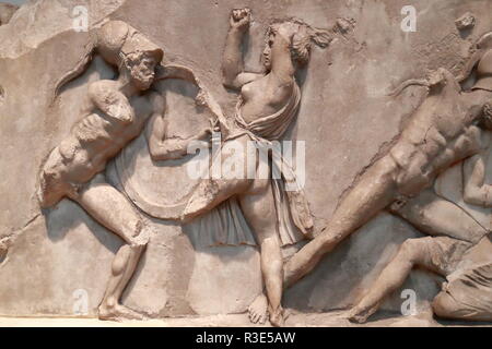 Platten aus dem Amazonas-Fries, Relief aus dem Mausoleum bei Halikarnassos (Halikarnassus oder Mausolusgrab) im British Museum, London, Großbritannien Stockfoto