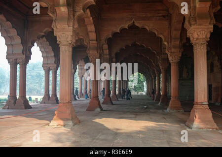 New Delhi, Indien - 27. Dezember 2011 nicht identifizierten Menschen zu Fuß innerhalb der muslimischen Architektur Detail von Diwan-I-Am, oder Halle von Publikum, in der Re Stockfoto