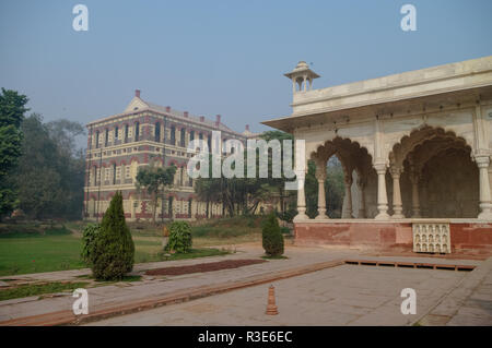 Der Sawan und Bhadon Pavillons (MANDAP) sind zwei fast identische Strukturen, sie sind aus weißem Marmor gehauen. In Red Fort komplex Delhi Stockfoto